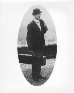 1900s-5 -
After-The compact carrying case was designed.