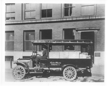 1910s-7 -
Minneapolis city deliveries are made in 1916 style.