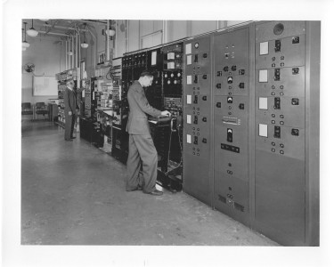 1940s-7 -
Radiotelephone transmission.