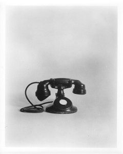 1920s-2 -
America got a new look in telephones in 1927 when the combined receiver and transmitter idea, used since 1878 by telephone linemen, was sufficiently improved to be adapted for general service. It was popularly known as the "French phone" because it resembled continental instruments.