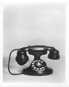 1930s-2 -
This telephone, like the 1928 set, came with or without dial and resembled its predecessor except that, instead of a round base, it had an elliptical or oval base.