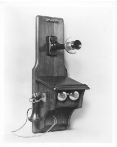 1900s -
Common battery - The effort to make telephoning more convenient is perpetual. The early telephones were voice-powered. Then a wet battery was used which, though an improvement, sometimes resulted in aceid on the carpet. Dry batteries came next. The fourth stage was the common battery, with the power supply at the exchange.